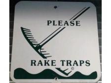 Plastic info sign &amp;lt;br&amp;gt;PLEASE RAKE TRAPS