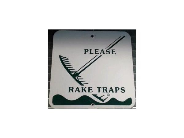 Plastic info sign <br>PLEASE RAKE TRAPS